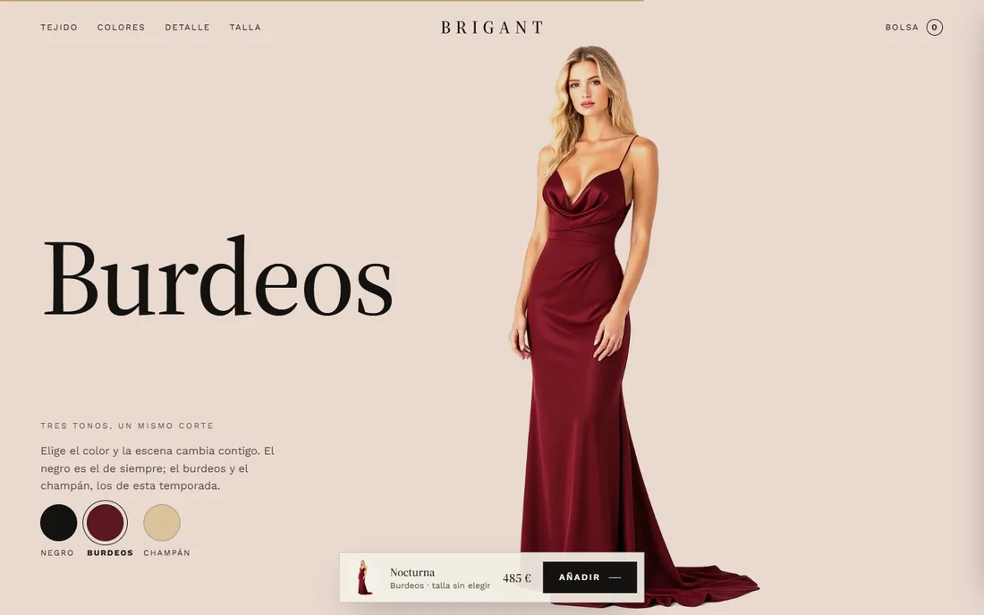 El vestido Nocturna en burdeos sobre un fondo teñido de rosa, con el selector de color