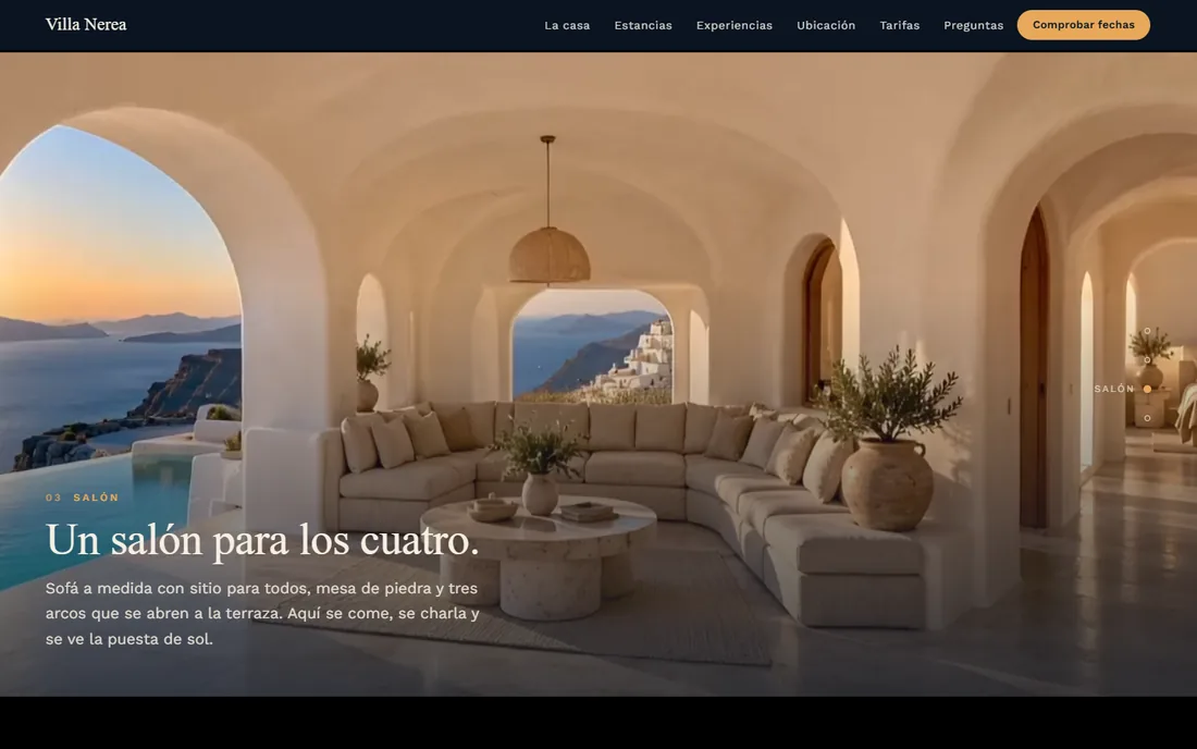 El recorrido de Villa Nerea en el capítulo del salón: un fotograma del vídeo con bóvedas blancas, sofá curvo y vistas al mar, con el texto «Un salón para los cuatro»